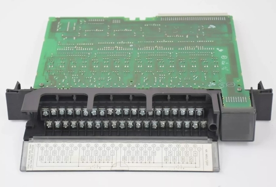 IC697MDL753 GE Дискритетные выходные модули 5/48 Вт DC 0,5 Ампер отрицательная логика 32-точечный выходный модуль