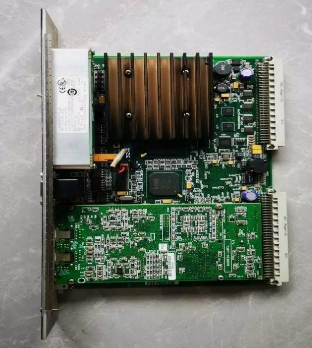 IC698CPE010 GE Центральный процессорный блок процессор взаимодействует с модулями ввода/вывода и умных опционов 300 МГц Микропроцессор Celeron